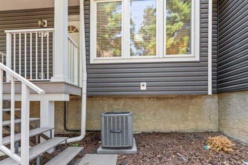 472 Regal Park Ne, Calgary, AB - Outdoor