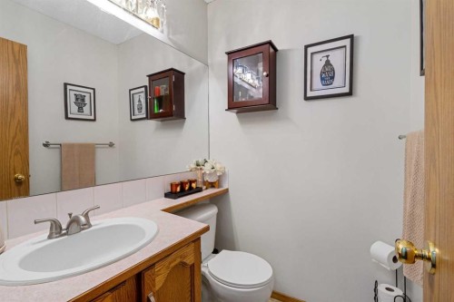 160 Millview Green Sw, Calgary, AB - Indoor Photo Showing Bathroom