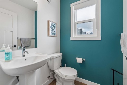 125 Rochester Way Nw, Calgary, AB - Indoor Photo Showing Bathroom