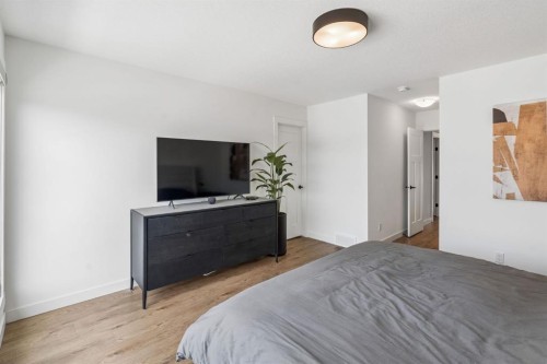 125 Rochester Way Nw, Calgary, AB - Indoor Photo Showing Bedroom