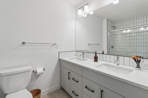 125 Rochester Way Nw, Calgary, AB - Indoor Photo Showing Bathroom