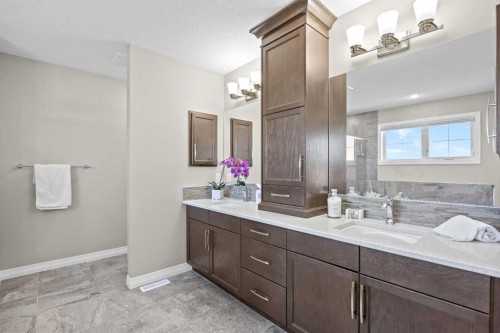 27 Mahogany Crescent Se, Calgary, AB - Indoor Photo Showing Bathroom