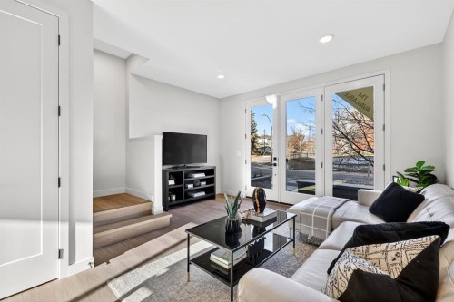 643 53 Avenue Sw, Calgary, AB - Indoor Photo Showing Living Room