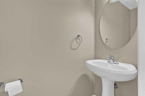 706 Everridge Drive Sw, Calgary, AB - Indoor Photo Showing Bathroom