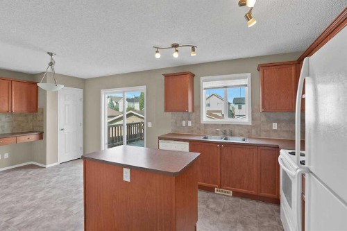 706 Everridge Drive Sw, Calgary, AB - Indoor Photo Showing Kitchen