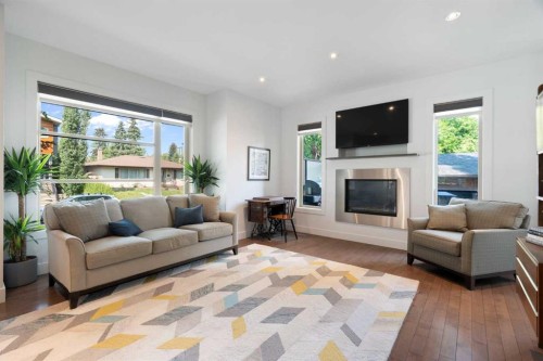 3542 7 Avenue Sw, Calgary, AB - Indoor Photo Showing Living Room With Fireplace