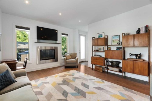 3542 7 Avenue Sw, Calgary, AB - Indoor Photo Showing Living Room With Fireplace