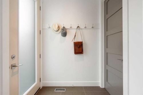 3542 7 Avenue Sw, Calgary, AB - Indoor Photo Showing Bathroom