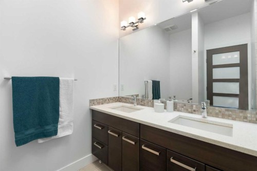 3542 7 Avenue Sw, Calgary, AB - Indoor Photo Showing Bathroom
