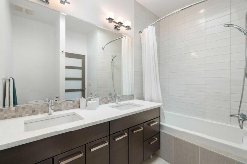 3542 7 Avenue Sw, Calgary, AB - Indoor Photo Showing Bathroom