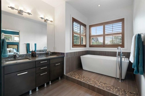 3542 7 Avenue Sw, Calgary, AB - Indoor Photo Showing Bathroom