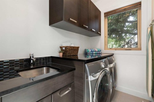 3542 7 Avenue Sw, Calgary, AB - Indoor Photo Showing Laundry Room