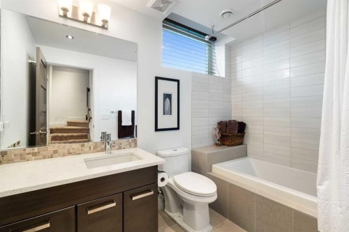 3542 7 Avenue Sw, Calgary, AB - Indoor Photo Showing Bathroom