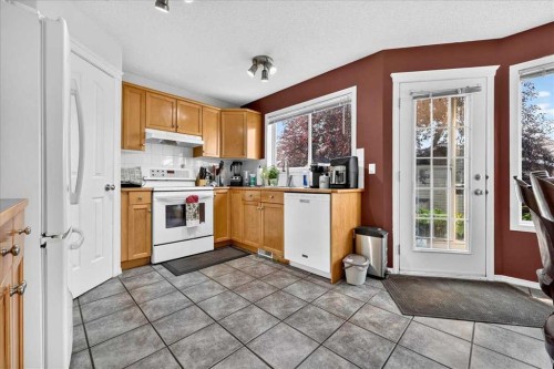 155 Tarington Green Ne, Calgary, AB - Indoor Photo Showing Kitchen