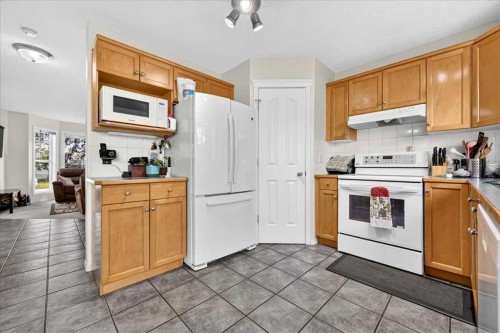 155 Tarington Green Ne, Calgary, AB - Indoor Photo Showing Kitchen