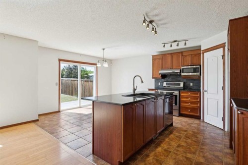 172 Kincora Drive Nw, Calgary, AB - Indoor Photo Showing Kitchen