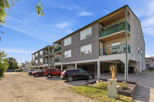 208-105 7 Avenue Se, High River, AB - Outdoor With Balcony
