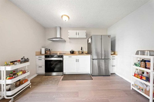 32 Shawmeadows Road Sw, Calgary, AB - Indoor Photo Showing Kitchen