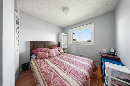 32 Shawmeadows Road Sw, Calgary, AB - Indoor Photo Showing Bedroom