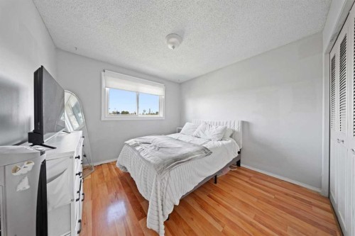 32 Shawmeadows Road Sw, Calgary, AB - Indoor Photo Showing Bedroom