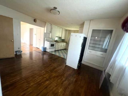 836 69 Avenue Sw, Calgary, AB - Indoor Photo Showing Kitchen