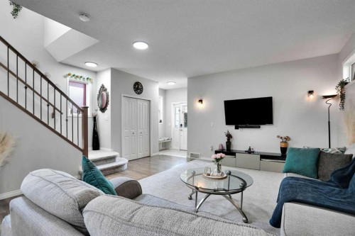 250 Canals Close Sw, Airdrie, AB - Indoor Photo Showing Living Room