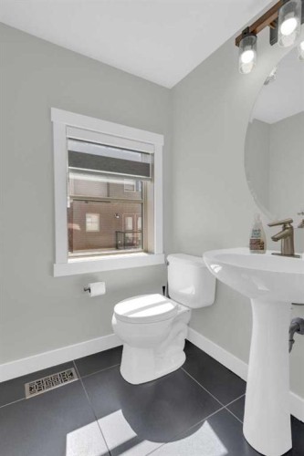 24 Aspen Hills Common Sw, Calgary, AB - Indoor Photo Showing Bathroom