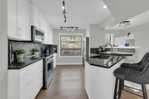 24 Aspen Hills Common Sw, Calgary, AB - Indoor Photo Showing Kitchen