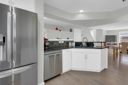 24 Aspen Hills Common Sw, Calgary, AB - Indoor Photo Showing Kitchen