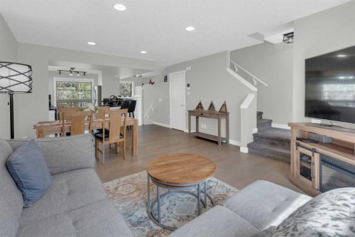 24 Aspen Hills Common Sw, Calgary, AB - Indoor Photo Showing Living Room