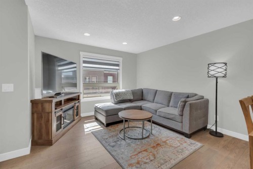 24 Aspen Hills Common Sw, Calgary, AB - Indoor Photo Showing Living Room
