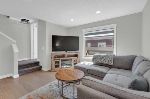 24 Aspen Hills Common Sw, Calgary, AB - Indoor Photo Showing Living Room
