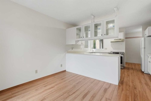 30 Sandarac Circle Nw, Calgary, AB - Indoor Photo Showing Kitchen