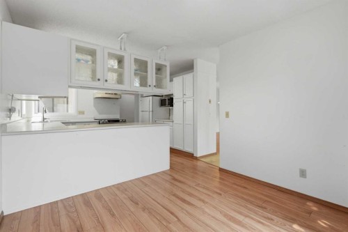 30 Sandarac Circle Nw, Calgary, AB - Indoor Photo Showing Kitchen