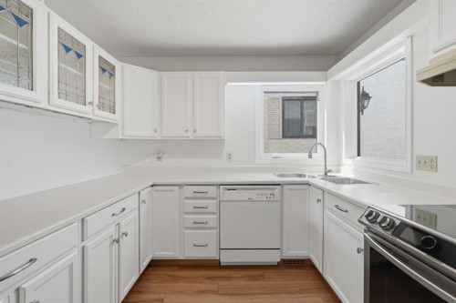 30 Sandarac Circle Nw, Calgary, AB - Indoor Photo Showing Kitchen
