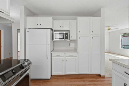 30 Sandarac Circle Nw, Calgary, AB - Indoor Photo Showing Kitchen
