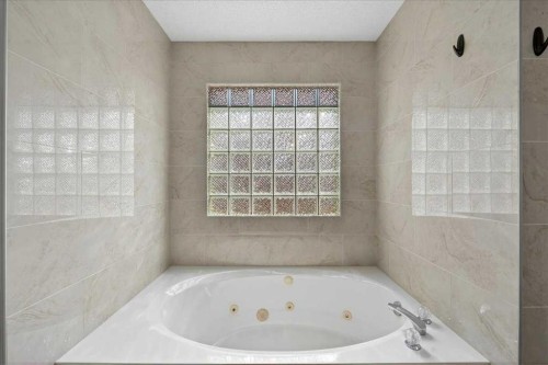 98 Hampstead Circle Nw, Calgary, AB - Indoor Photo Showing Bathroom