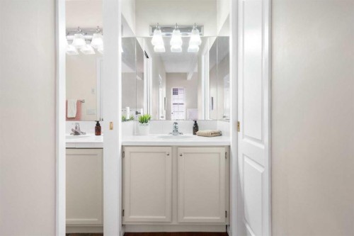 101-1997 Sirocco Drive Sw, Calgary, AB - Indoor Photo Showing Bathroom