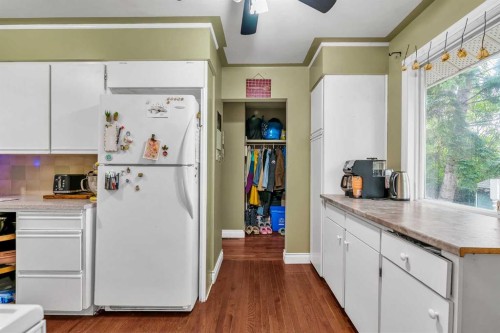 5820 Dalmead Crescent Nw, Calgary, AB - Indoor Photo Showing Kitchen