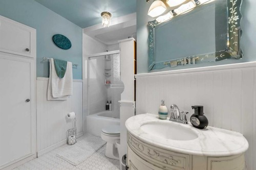 5820 Dalmead Crescent Nw, Calgary, AB - Indoor Photo Showing Bathroom