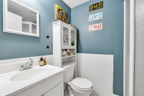 5820 Dalmead Crescent Nw, Calgary, AB - Indoor Photo Showing Bathroom