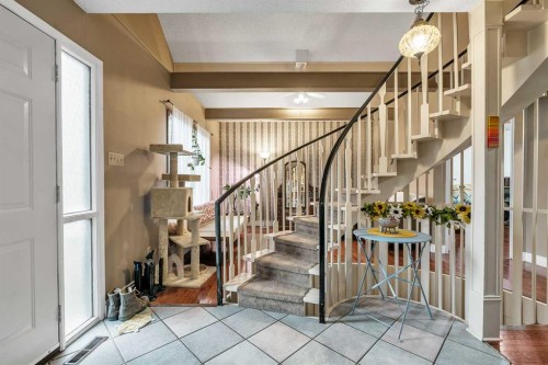 5820 Dalmead Crescent Nw, Calgary, AB - Indoor Photo Showing Other Room