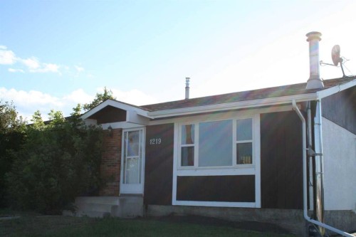 1219 68 Street Ne, Calgary, AB - Outdoor