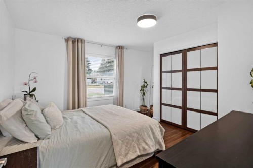 6324 Bowmont Crescent Nw, Calgary, AB - Indoor Photo Showing Bedroom