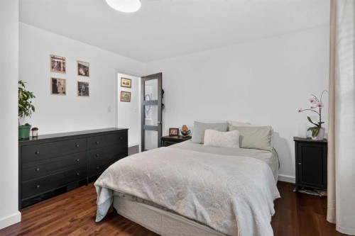 6324 Bowmont Crescent Nw, Calgary, AB - Indoor Photo Showing Bedroom