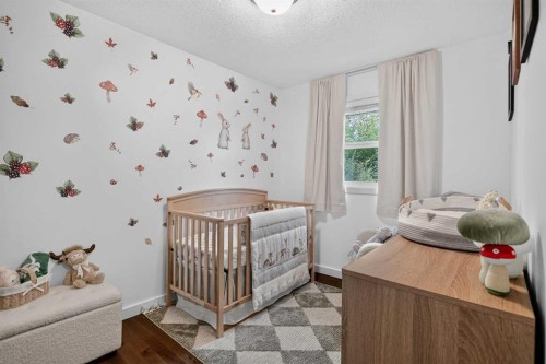 6324 Bowmont Crescent Nw, Calgary, AB - Indoor Photo Showing Bedroom
