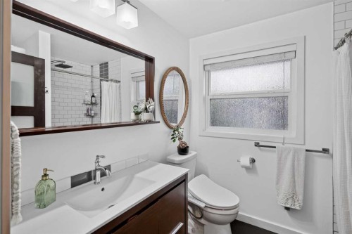 6324 Bowmont Crescent Nw, Calgary, AB - Indoor Photo Showing Bathroom