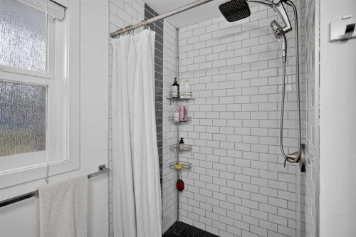6324 Bowmont Crescent Nw, Calgary, AB - Indoor Photo Showing Bathroom