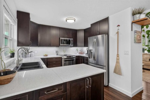 6324 Bowmont Crescent Nw, Calgary, AB - Indoor Photo Showing Kitchen With Double Sink With Upgraded Kitchen