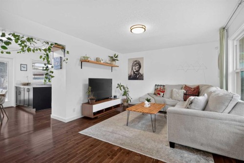 6324 Bowmont Crescent Nw, Calgary, AB - Indoor Photo Showing Living Room